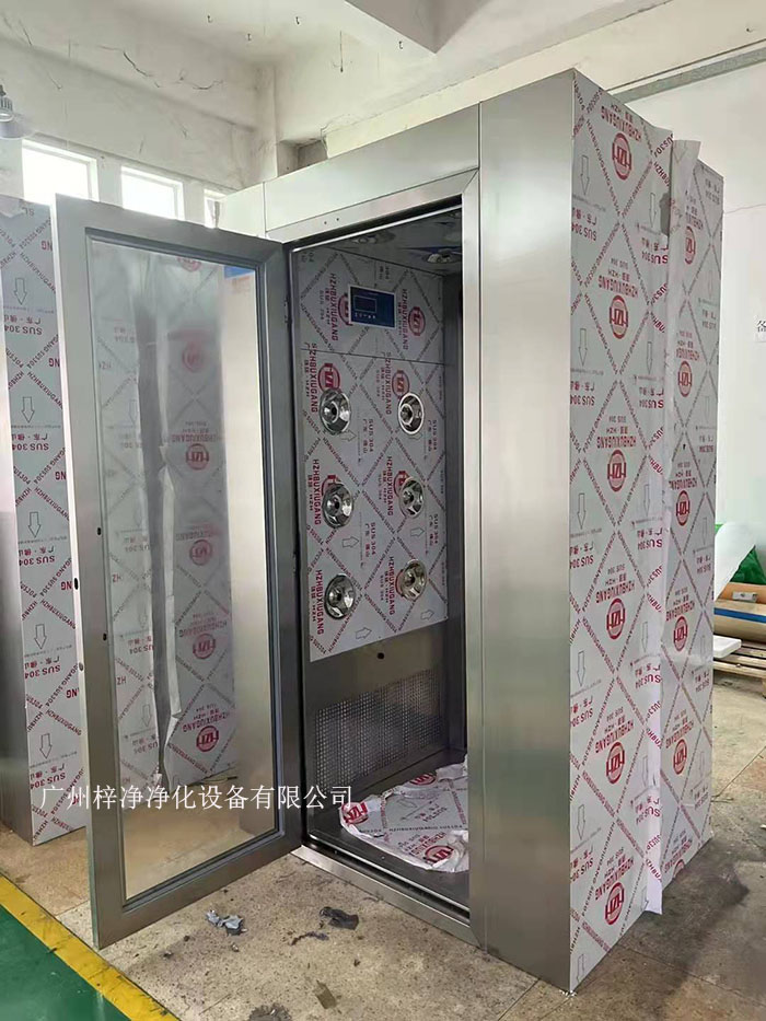 風(fēng)淋室的主要功能是通過高速氣流將塵埃和污物吹離工作人員的衣物和身體，從而確保進(jìn)入潔凈室的環(huán)境符合規(guī)定的潔凈度標(biāo)準(zhǔn)。