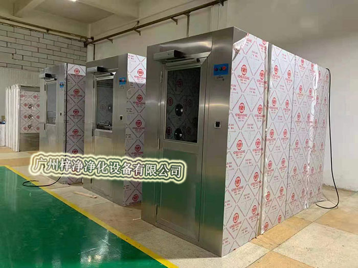 風淋室通過高速氣流將塵埃吹離工作人員的衣物和頭發(fā)，有效降低了進入潔凈室內(nèi)的塵埃量，從而維護了潔凈室內(nèi)的空氣質(zhì)量。