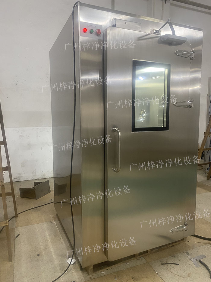 高端滿焊風(fēng)淋室采用滿焊接工藝，無縫連接，防止塵埃進(jìn)入，確保潔凈室的空氣質(zhì)量。
