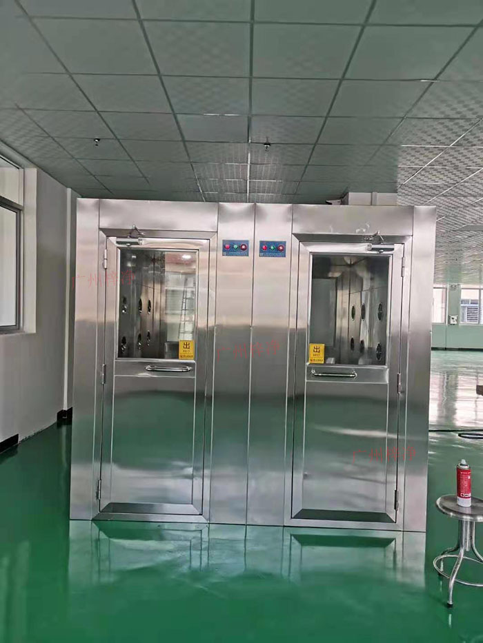 風(fēng)淋室主要功能是確保工作人員在進入潔凈區(qū)前，通過吹淋去除身上的塵埃和微粒。