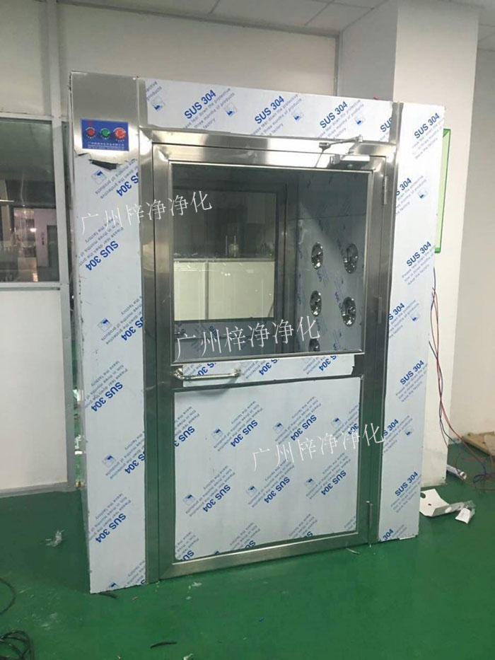 防爆風淋室是指風淋室的電機、指示燈、照明燈、接線管必須嚴格按照防爆標準