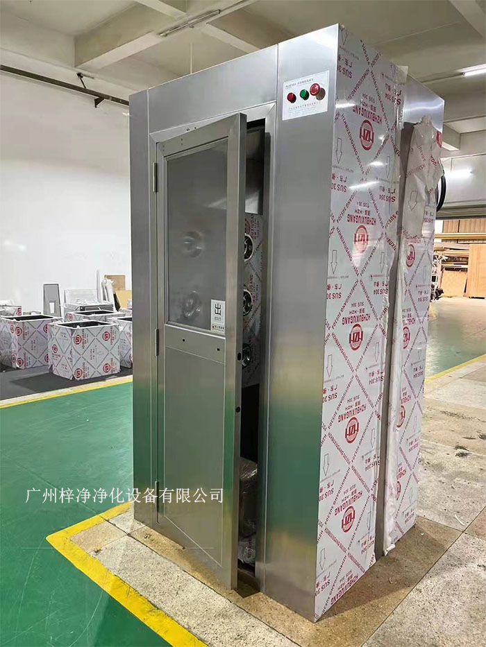 風(fēng)淋室是潔凈室中用于人員凈化的重要裝置。