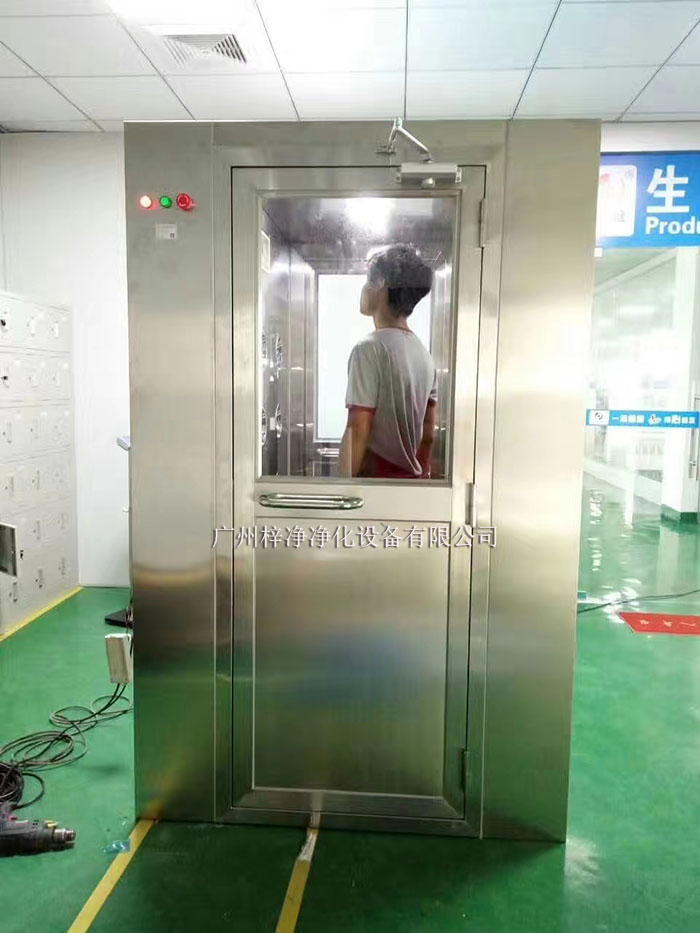 風(fēng)淋室和貨淋室通常配備有集塵設(shè)備，如高效過濾器、吸塵器等。吹淋過程中脫落的灰塵和雜質(zhì)會被這些設(shè)備收集。