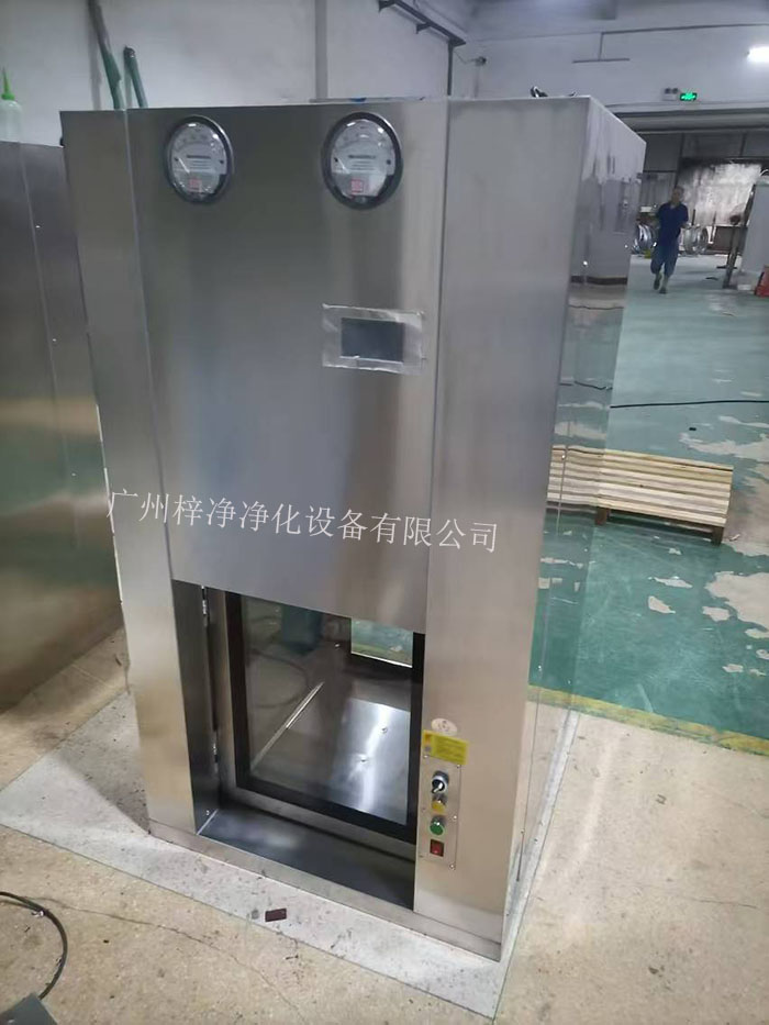 傳遞窗是一種用于潔凈室內(nèi)部或潔凈室與外界之間傳遞物品的設(shè)備，可以防止外部污染進(jìn)入潔凈室。