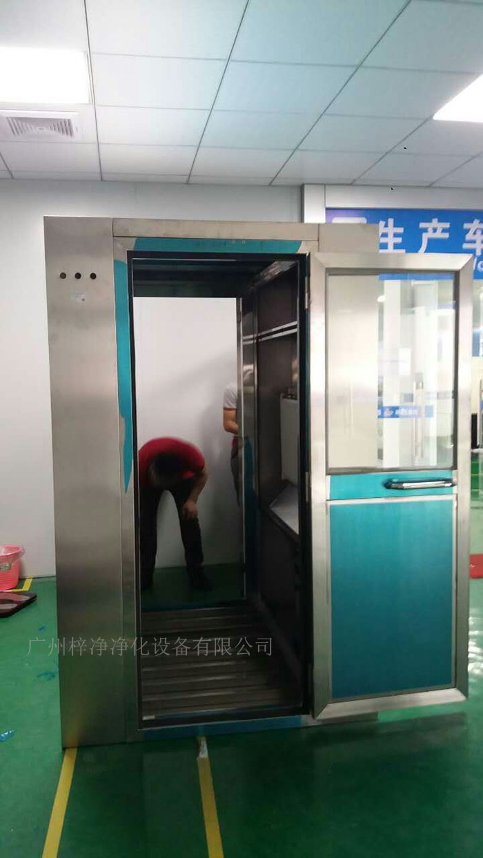 安裝風淋室的地面應平整，如有必要，應進行找平和加固處理。