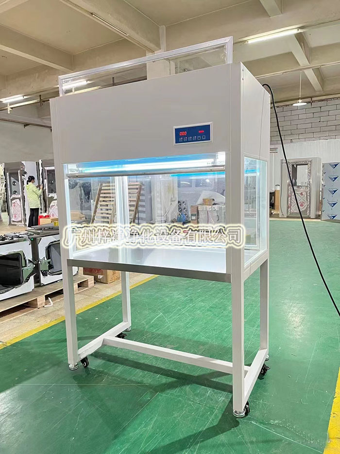 超凈工作臺(tái)通過高效過濾器提供單向或垂直單向氣流，形成局部潔凈區(qū)。